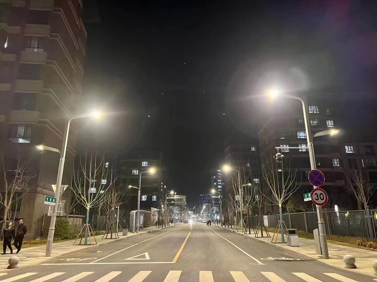 可以給手機、汽車充電的智慧路燈