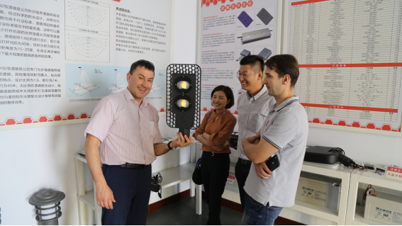光電注重研發創新推動LED路燈項目大發展