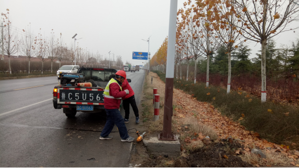 光電施工人員正在安裝張皇路物聯網太陽能路燈